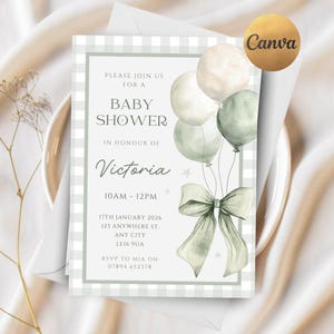 Può includere: Invito per baby shower con bordo a quadretti verde e bianco. L'invito presenta palloncini ad acquerello, un fiocco e il testo "Baby Shower" e "Victoria". Il logo Canva si trova nell'angolo in alto a destra.