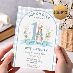 Puede incluir: Una invitación de primer cumpleaños con un patrón de cuadros vichy azul claro y blanco. El diseño presenta una ilustración de un conejo con una chaqueta azul, el texto "HOP ON OVER to celebrate" y el nombre "HUDSON'S". La invitación incluye detalles del evento.