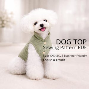 Peut inclure: Un chien blanc porte un haut vert clair pour chien avec deux boutons. L'image comprend le texte "DOG TOP Sewing Pattern PDF" et "Tailles XXS-3XL | Débutant Amical Anglais & Français".