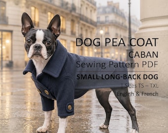 Könnte beinhalten: Ein Boston Terrier trägt einen dunkelblauen zweireihigen Erbsenmantel mit goldenen Knöpfen. Der Text auf dem Bild lautet: DOG PEA COAT CABAN Sewing Pattern PDF SMALL LONG-BACK DOG | Sizes TS – TXL English & French.