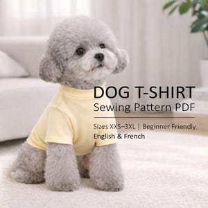 Może przedstawiać: Mały szary pies w jasnożółtej koszulce. Tekst na zdjęciu brzmi "DOG T-SHIRT Sewing Pattern PDF" oraz "Rozmiary XXS-3XL | Beginner Friendly English & French". Pies siedzi na jasnym dywanie.