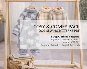 Könnte beinhalten: Drei Hundekleidungsstücke hängen an einem Holzständer, darunter ein blau-weißer Overall mit Wolkenmuster, eine beige karierte Weste und ein beiger karierter Pullover. Text: COSY & COMFY PACK DOG SEWING PATTERNS PDF, 3 Dog Clothing Patterns, Pajama & sweater XXS-5XL, Jumper XXS-3XL, Beginner Friendly | English & French.
