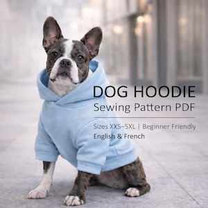 Könnte beinhalten: Ein Boston Terrier-Hund trägt einen hellblauen Kapuzenpullover. Auf dem Bild steht "DOG HOODIE Sewing Pattern PDF" und "Größen XXS-5XL | Beginner Friendly English & French".