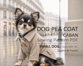Könnte beinhalten: Ein kleiner langhaariger Hund trägt einen beigen zweireihigen Erbsenmantel mit braunen Knöpfen. Der Text lautet: DOG PEA COAT CABAN Sewing Pattern PDF SMALL DOG | Sizes XXS-XL English & French. Der Mantel hat einen breiten Kragen und Seitentaschen.