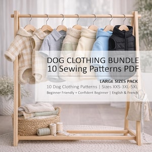 Op de afbeelding: Een houten kledingrek toont diverse honden kleding, waaronder jassen en shirts in neutrale kleuren. Het rek bevat ook een gevlochten mand met opgevouwen stoffen en garenklosjes. De afbeelding bevat de tekst "DOG CLOTHING BUNDLE 10 Sewing Patterns PDF".