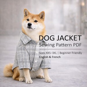 Puede incluir: Un perro Shiba Inu lleva una chaqueta abotonada de cuadros en gris claro y blanco. El texto en la imagen dice: DOG JACKET Sewing Pattern PDF, Sizes XXS-3XL | Beginner Friendly, English & French. La chaqueta tiene cuello y botones blancos.