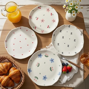 Små blomformade oregelbundna handgjutna keramiska tallrikar och bakverkstallrikar