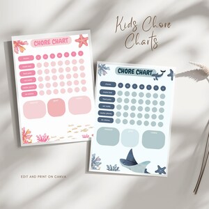 Op de afbeelding: Twee kinderkluskaarten met een oceaanthema. Eén kaart is roze met koraal- en zeesteraccenten, de andere is blauw met een walvis en een pijlstaartrog. Beide kaarten hebben ruimte voor klussen, doelen en notities. Tekst luidt "CHORE CHART" en "EDIT AND PRINT ON CANVA."