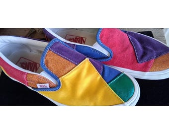 Zapatillas Vans Classic Slip On Pride Patchwork con diseño de arcoíris colorido, talla 8 para mujer.