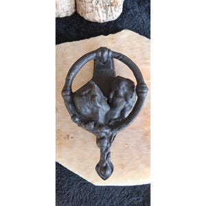 Puede incluir: Un juego de tres tazas de cerámica con un acabado mate moteado. Las tazas son de color crema, gris claro y gris oscuro. Cada taza tiene un diseño simple y minimalista y un asa redondeada.