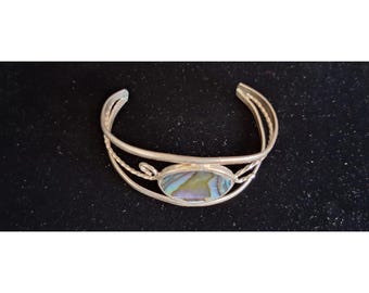 Pulsera tipo brazalete con incrustaciones de abulón y alambre plateado de alpaca mexicana
