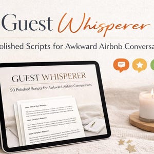 Puede incluir: Una tableta muestra el texto "Guest Whisperer: 50 Polished Scripts for Awkward Airbnb Conversations". Una vela, una taza pequeña y elementos decorativos están en el fondo. La imagen sugiere un tema relacionado con la hospitalidad y el alojamiento en Airbnb.