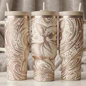 Puede incluir: Tres tazas de viaje color crema con una detallada ilustración en color cobre de un perro chihuahua y patrones de estrellas arremolinadas. Cada taza tiene un asa, una tapa y una pajita.