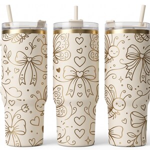 Puede incluir: Tres vasos de color crema con asa y pajita, con un patrón repetitivo de líneas doradas de mariposas, lazos y corazones. Cada vaso tiene una tapa transparente con un borde dorado, mostrando un diseño consistente en las tres vistas.