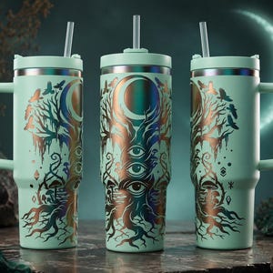 Puede incluir: Tres vasos de color verde claro con asa y pajita, con un diseño metálico iridiscente de un árbol con tres ojos, setas y una luna creciente. El diseño envuelve el cuerpo cilíndrico, mostrando intrincadas raíces y ramas detalladas.