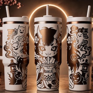 Puede incluir: Tres vasos blancos con asa y pajita, con ilustraciones gráficas en marrón oscuro de un personaje con cuernos que sostiene un vaso de té de burbujas con la etiqueta BAKA, rodeado de fantasmas, linternas y motivos florales estilizados.
