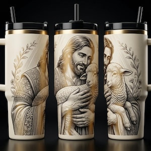 Könnte beinhalten: Ein cremefarbener Edelstahlbecher mit Henkel, schwarzem Deckel und Strohhalm. Die Außenseite zeigt eine goldfarbene Illustration einer bärtigen Figur, die ein Lamm hält, umrahmt von floralen Ranken, die sich auf der Oberfläche wiederholt.