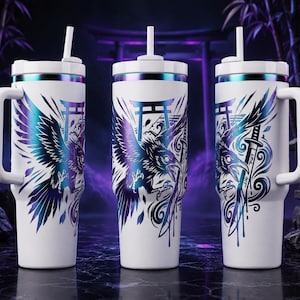 Puede incluir: Tres vasos blancos con asa y pajita, cada uno con un gráfico iridiscente vibrante de un cuervo en vuelo, una puerta torii tradicional y una espada katana. El borde de cada vaso tiene un acabado metálico multicolor.