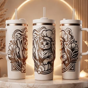 Puede incluir: Tres vasos blancos de acero inoxidable con asas y pajitas transparentes. Cada uno presenta un gráfico marrón oscuro de un gato con gorro de chef, sosteniendo un rodillo, rodeado de vapor, elementos florales y pequeñas formas de corazón.