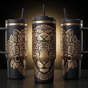 Puede incluir: Taza de viaje negra con un diseño de jaguar dorado y asa. La taza tiene una tapa y una pajita negras. El diseño del jaguar es una ilustración detallada de la cara y la cabeza del animal. La taza mide unos 20 cm de alto.
