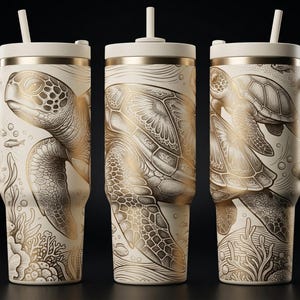 Puede incluir: Tres vasos de color crema con asa y pajita, con intrincadas ilustraciones en tono dorado de tortugas marinas, arrecifes de coral y peces pequeños. El diseño envuelve los cuerpos cilíndricos, que tienen bordes y tapas de oro metálico.