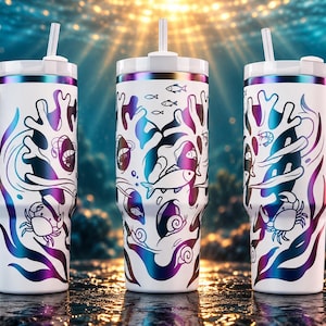 Puede incluir: Tres vasos blancos con asa y pajita, con un diseño de vida marina en degradado azul y morado. Los gráficos incluyen corales, peces, cangrejos y camarones, con un acabado metálico en el borde y la base de cada vaso térmico.