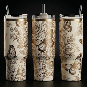Puede incluir: Tres vasos de color crema con ilustraciones metálicas doradas de mariposas y rosas. Cada vaso cuenta con una tapa transparente con pajita a juego, un borde dorado y una base cónica, mostrando intrincados diseños botánicos de líneas finas.