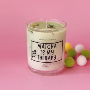 Op de afbeelding: Een witte keramische mok met een zwarte handgreep en de tekst "But First, Coffee" in een vetgedrukte, zwarte letter. De mok staat tegen een vage achtergrond, wat het strakke ontwerp benadrukt.