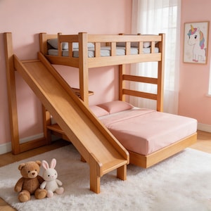 Op de afbeelding: Een houten stapelbed met een ingebouwde glijbaan. Het bed heeft een bovenste bed met een veiligheidsrail en een onderste bed met roze beddengoed. Een teddybeer en een knuffelkonijn zitten aan de voet van de glijbaan. Een eenhoornfoto hangt aan de roze muur.
