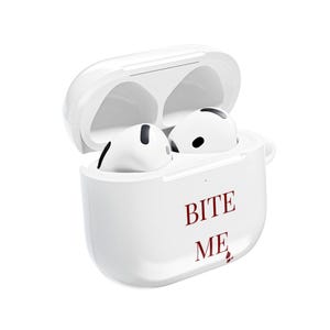 Könnte beinhalten: Weißes AirPods-Case mit dem Text "BITE ME" in Rot. Das Case ist geöffnet und zeigt zwei weiße AirPods. Die AirPods haben schwarze Akzente. Das Case dient zum Schutz und zur Aufbewahrung der kabellosen Ohrhörer.