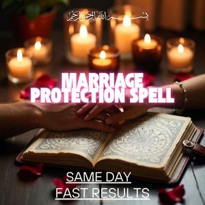 以下が含まれることがあります： 占星術のシンボルが描かれた開いた本、その上に重ねられた手、周りには火の灯ったろうそくとバラの花びら。テキストには「MARRIAGE PROTECTION SPELL」と「SAME DAY FAST RESULTS」と書かれています。