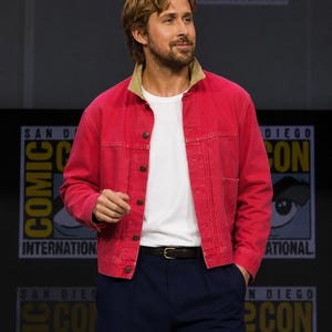 Ryan Gosling San Diego Comic-Con 2026 Röd jeansjacka, Marvel Hall H Ghost Rider-jacka, Röd herrjacka i bomull med truckermotiv
