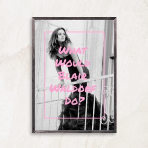 Pode incluir: Impressão emoldurada em preto e branco com uma mulher em um vestido preto em uma varanda. O texto rosa dentro de um retângulo rosa diz "WHAT WOULD BLAIR WALDORF DO?" A moldura é de madeira escura.