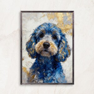 Puede incluir: Impresión artística enmarcada de un perro con pelaje azul y dorado. El pelaje del perro está pintado con pinceladas texturizadas, y el fondo presenta acentos blancos y dorados. La obra de arte está enmarcada en un marco de madera oscura.