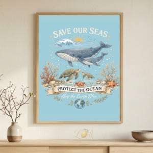 Puede incluir: Una impresión enmarcada con un fondo azul claro presenta una ilustración de acuarela de ballenas, tortugas marinas y estrellas de mar. Se muestra el texto "Save Our Seas" y "Protect the Ocean". La obra de arte está enmarcada en un marco de madera marrón claro.