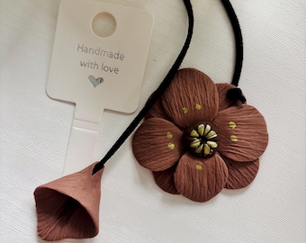 Collier fait main avec coquelicot brun et arum, bijou ajustable en pâte polymère, style floral affirmé.