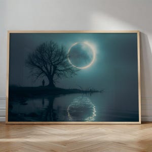 Lámina decorativa de eclipse para pared: cielo azul verdoso con una figura solitaria junto a un lago.