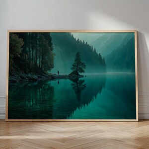 Poster con riflesso di un lago color verde acqua, stampa artistica da parete con foresta oscura, sereno paesaggio montano, idea regalo per gli amanti della natura selvaggia