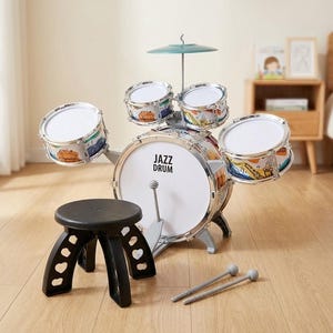 Może przedstawiać: Srebrno-biały zestaw perkusyjny dla dzieci z napisem "JAZZ DRUM" na bębnie basowym. Zestaw zawiera czarny stołek, talerz i dwie szare pałeczki. Bębny mają kolorowe ilustracje.