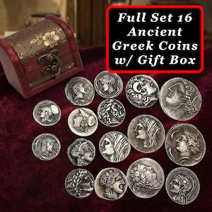 Peut inclure: Ensemble de 16 pièces de monnaie grecques antiques avec divers profils, présenté avec un petit coffret en bois orné. La boîte est rouge avec des motifs floraux dorés et un fermoir en métal. Les pièces sont argentées.