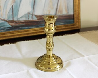 Candelabro antiguo de latón, pesado, inglés, de mediados de siglo, portavelas cónico, decoración clásica.