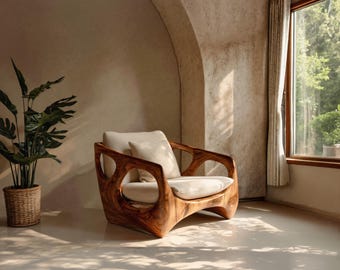 Poltrona dal design organico con struttura intagliata per il soggiorno