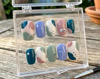 Uñas postizas abstractas en tonos pastel / Uñas cuadradas medianas / Uñas postizas verdes, moradas y rosas / Uñas con diseños modernos y bonitos / Uñas reutilizables personalizadas