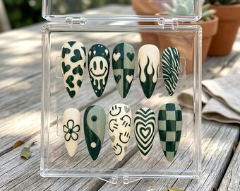 Uñas postizas verdes largas estilo stiletto, uñas postizas a cuadros verde salvia, uñas postizas modernas estilo Y2K, uñas postizas con carita sonriente derretida.