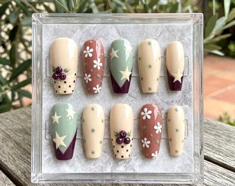 Uñas postizas estilo Cottagecore / Uñas postizas con diseño de margaritas y bayas / Uñas postizas con forma de ataúd / Uñas postizas verde salvia y crema, regalo para ella