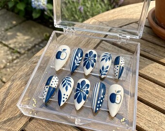 Uñas postizas estilo chinoiserie con estampado de azulejos, estilo stiletto largo, caja de uñas postizas francesas azules con estampado floral, estilo mediterráneo, uñas acrílicas personalizadas.