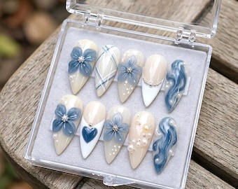 Uñas postizas largas de aguja con diseño de flor 3D azul / Uñas postizas blancas lechosas con perlas / Uñas de gel hechas a mano / Elegante estuche de uñas de verano