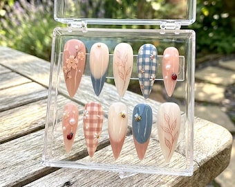 Uñas postizas personalizadas estilo stiletto / Uñas postizas con estampado de flores de cuadros vichy / Uñas estilo cottagecore con diseño de abeja y mariquita / Uñas de gel con forma de almendra en tonos pastel a la moda
