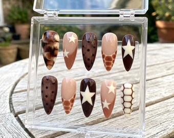 Uñas postizas de carey marrón / Uñas postizas largas de aguja / Uñas acrílicas con estampado de estrellas a la moda / Uñas postizas con estampado animal nude