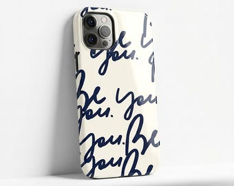 Funda para teléfono resistente con cita inspiradora "Sé tú mismo", acabado brillante, doble capa, color azul marino, diseño escrito a mano, funda protectora estética.